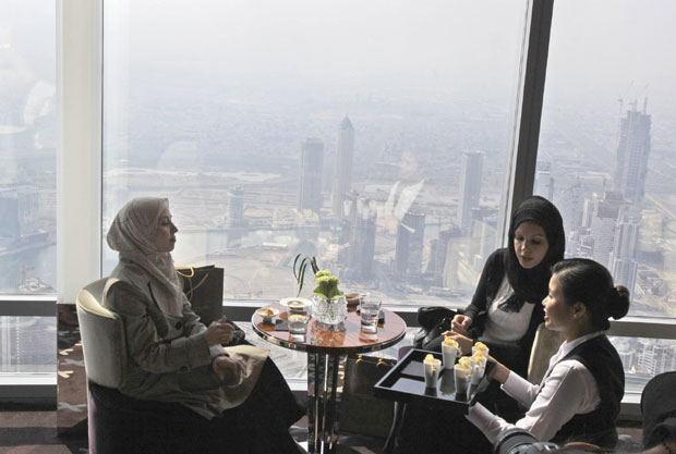 Сезонски послови: У Финској беру јагоде, у Дубаију келнеришу